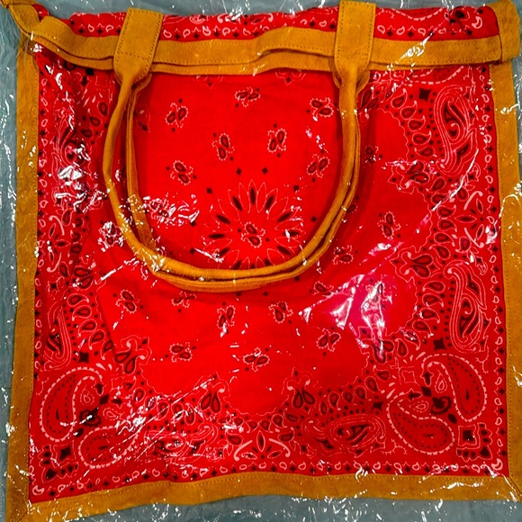 100% cotton bandanna, tote with suede trim, and handles - Picture 1 of 4